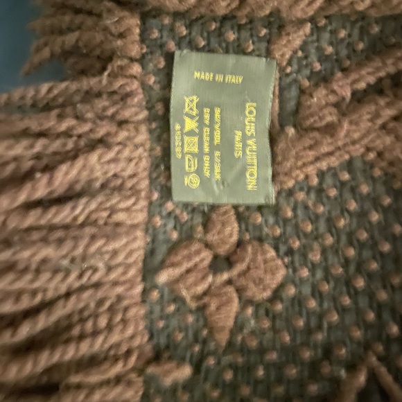 Louis Vuitton brown scarf , barely worn and  original - Picture 3 of 3